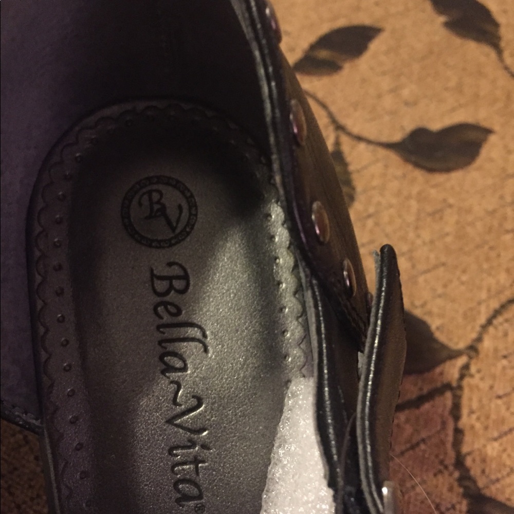 Leather black heeled shoes with silver studs. - Picture 4 of 8